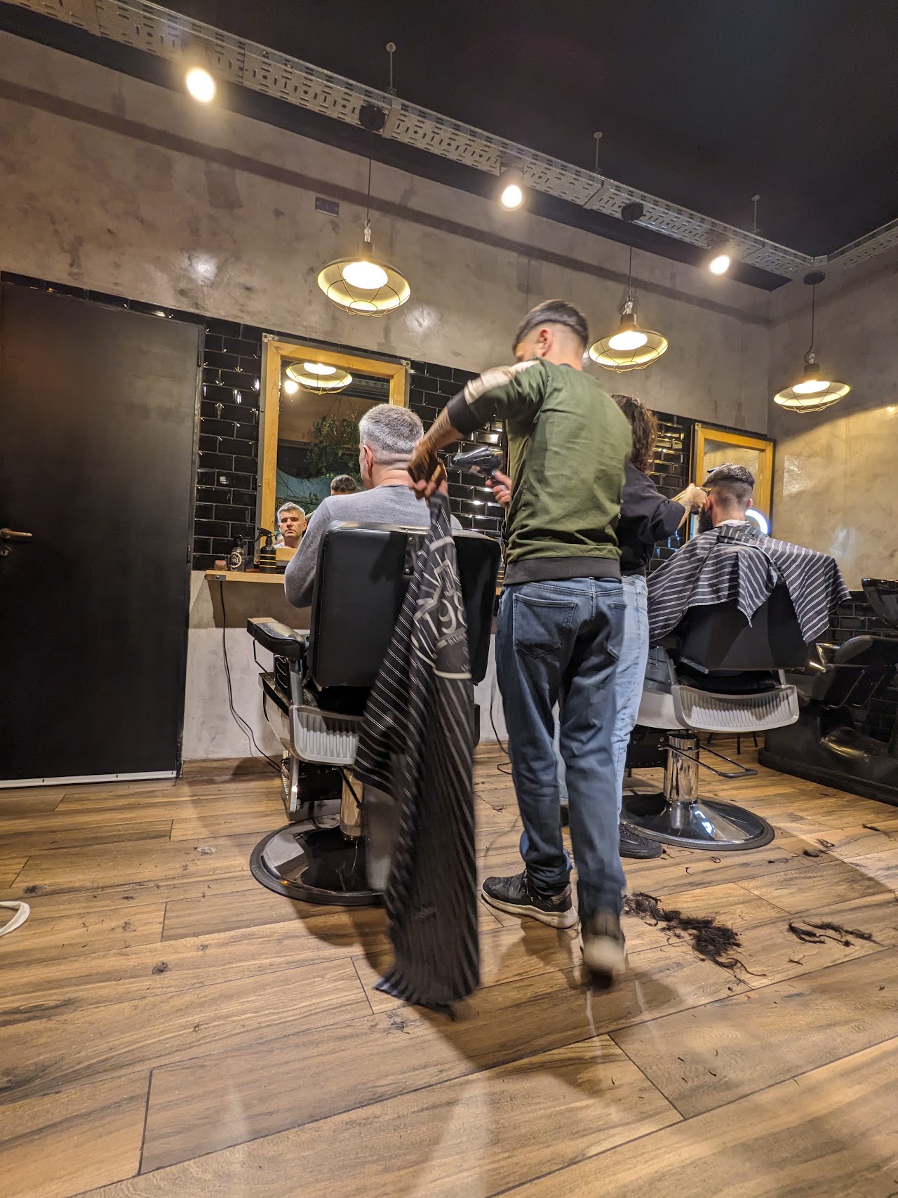 Barberos trabajando en 1984 Barber Club